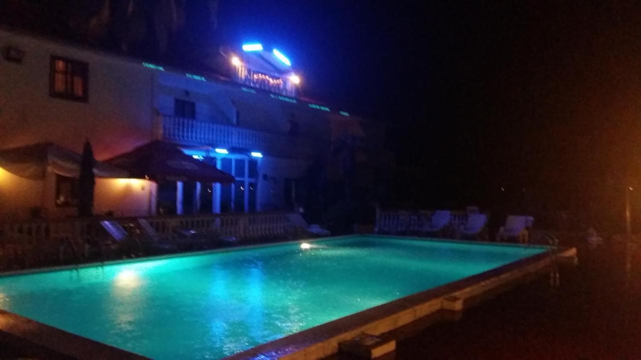 Hotel Aurora Pula Exterior foto